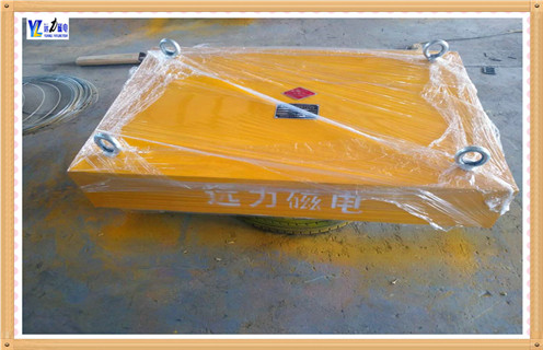 永磁除鐵器rcyb-800，RCYB系列永磁除鐵器采用高矯頑力，高剩磁的永磁體“釹鐵硼”等材料組成復合磁系。適用于皮帶機、振動輸送機、電磁振動給料機、下料溜槽上的非磁性物料中除鐵。0.1-35公斤的鐵磁性物質，永磁磁系使用壽命1 0年以上。該產(chǎn)品各項指標均符合JB/T8711—2006標準。具有免維護、磁力強、安裝簡單、使用方便、運行等優(yōu)點。 一、永磁除鐵器rcyb-800定做 1.本設備磁場強度均有高于國標的T1，T2，T3磁場，額定吊高出磁場強度分別為90mT, 120mT, 150mT。 2.本設備各型號具體尺寸可根據(jù)用戶需求制作。 二、永磁除鐵器rcyb-800產(chǎn)品特點 1、結構合理，占地空間小，安裝簡便，串接于粉料輸送管道中即可使用。 2、采用釹鐵硼高強度永磁鐵，除鐵效率高，使用壽命長。 3、除鐵過程連續(xù)，自動完成，設備啟動后不需專人看管。 4、適用于封閉粉料輸送系統(tǒng)，工作中無粉塵逸出，對環(huán)境無污染。 5、除鐵功能連續(xù)恒定，排鐵程序間歇進行(時間間隔可調)，因而耗電量低，機械系統(tǒng)磨耗極小。