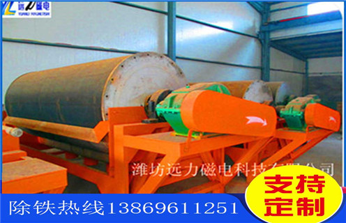 黑龍江永磁濕式磁選機(jī)_黑龍江永磁濕式磁選機(jī)質(zhì)量原理更便捷型號參數(shù)及磁場強(qiáng)度，礦漿從圓筒下方引入槽體內(nèi)，磁性礦粒在磁場作用下被吸附到圓筒表面，并隨圓筒一起轉(zhuǎn)動，提升至一定高度后落入精礦槽;而非磁性礦粒則隨流動的礦漿沿著與圓筒轉(zhuǎn)動方向相反的方向進(jìn)入尾礦槽，從而實(shí)現(xiàn)磁性礦物與非磁性礦物的分離。 一、黑龍江永磁濕式磁選機(jī)_黑龍江永磁濕式磁選機(jī)質(zhì)量原理更便捷型號參數(shù)及磁場強(qiáng)度結(jié)構(gòu)特點(diǎn) 主要組成部分包括圓筒、輥筒、刷輥、磁系、槽體和傳動部分。圓筒通常由 2-3 毫米厚的不銹鋼板制成，端蓋采用鑄鋁件或加工件并通過不銹鋼螺釘連接。磁系采用開放式結(jié)構(gòu)，安裝在圓筒內(nèi)部，磁塊通過不銹鋼螺栓固定在磁軛底部，磁軛軸伸出筒外可調(diào)節(jié)磁系角度。槽體工作區(qū)域采用不銹鋼板制作，其他部分用普通鋼材焊接。 二、黑龍江永磁濕式磁選機(jī)_黑龍江永磁濕式磁選機(jī)質(zhì)量原理更便捷型號參數(shù)及磁場強(qiáng)度性能優(yōu)勢 1、精礦品位與回收率高：掃選區(qū)略短于逆流槽，脫水區(qū)較長于順流槽，兼有回收率高和精礦品位高的優(yōu)點(diǎn)，選別指標(biāo)較好。 2、適應(yīng)性強(qiáng)：適宜于處理 0.5mm 以下的礦粒的粗選和精選，還可以多臺串聯(lián)和并聯(lián)，實(shí)現(xiàn)多次的掃選和精選，能滿足不同生產(chǎn)需求。 3、結(jié)構(gòu)簡單易維護(hù)：整體結(jié)構(gòu)相對簡單，操作方便，易于維護(hù)，后期運(yùn)營費(fèi)用低。