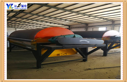 江西鈦鐵礦濕式磁選機(jī)_江西鈦鐵礦濕式磁選機(jī)原理更便捷型號(hào)參數(shù)及磁場強(qiáng)度 ，本系列磁選機(jī)，采用永磁材料作為磁源。濕式磁選物料中磁性物質(zhì)，采用的強(qiáng)磁場多動(dòng)態(tài)磁系的磁路設(shè)計(jì)分選礦物中的鐵。本系列濕式磁選機(jī)避免順流和逆流濕式磁選機(jī)中的缺陷，兼?zhèn)鋬煞N機(jī)型優(yōu)點(diǎn)。具有跑尾少，除鐵效果好等特點(diǎn)。 一、江西鈦鐵礦濕式磁選機(jī)_江西鈦鐵礦濕式磁選機(jī)原理更便捷型號(hào)參數(shù)及磁場強(qiáng)度 用途： 適用于料度3mm以下的磁鐵礦，磁黃鐵礦、焙燒礦，鈦鐵礦等物料的濕式磁選，也用于煤、非金屬礦、建材等物料的除鐵作業(yè)。 二、江西鈦鐵礦濕式磁選機(jī)_江西鈦鐵礦濕式磁選機(jī)原理更便捷型號(hào)參數(shù)及磁場強(qiáng)度 特點(diǎn)： 1、磁系采用釹鐵硼鐵氧體材料稀土磁鋼符合而成。 2、輥筒表磁感應(yīng)強(qiáng)度范圍100-600mT。 3、根據(jù)用戶需要，可提供順流，逆流型及雙筒磁選機(jī)。 4、結(jié)構(gòu)簡單、處理量大，操作方便，易于維護(hù)。 三、江西鈦鐵礦濕式磁選機(jī)_江西鈦鐵礦濕式磁選機(jī)原理更便捷型號(hào)參數(shù)及磁場強(qiáng)度 1、濕式磁選機(jī)利用磁性礦物在磁場中受磁力作用的差異實(shí)現(xiàn)分離。礦漿經(jīng)給礦裝置進(jìn)入分選區(qū)域后，磁性顆粒被吸附到旋轉(zhuǎn)的永磁滾筒表面，隨筒體轉(zhuǎn)動(dòng)至磁場較弱處，通過高壓水沖洗形成精礦;非磁性顆粒則隨礦漿從底部排出成為尾礦。設(shè)備關(guān)鍵部件包括： 2、磁系：采用鐵氧體或稀土釹鐵硼材料，筒表磁場強(qiáng)度可達(dá) 100-600mT，部分強(qiáng)磁機(jī)型局部磁場超過 17000Gs。 3、滾筒與槽體：不銹鋼材質(zhì)滾筒配合耐磨涂層，槽體設(shè)計(jì)優(yōu)化礦漿流場，確保分選均勻性。半逆流式槽體通過 “之” 字形路徑延長礦粒停留時(shí)間，提升細(xì)粒回收效率。 4、傳動(dòng)系統(tǒng)：變頻電機(jī)驅(qū)動(dòng)實(shí)現(xiàn)轉(zhuǎn)速精準(zhǔn)控制，部分高端機(jī)型集成 PLC 系統(tǒng)，可遠(yuǎn)程監(jiān)控磁場強(qiáng)度、礦漿濃度等參數(shù)。